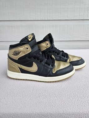 Nike Air Jordan 1 Retro High Top Youth Sneakers SZ 1Y Black Gold Tie FD1412-071